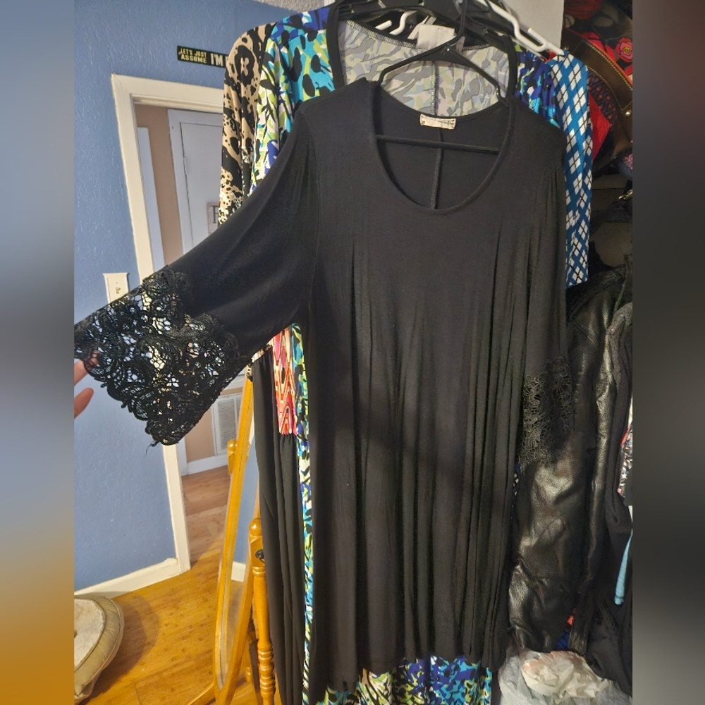 Black dress size 2x fluted sleeves with lace trim
